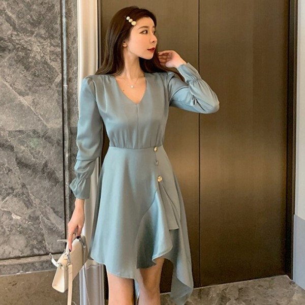 Asimetriska sieviešu kleita ar špica kakla izgriezumu un pogām