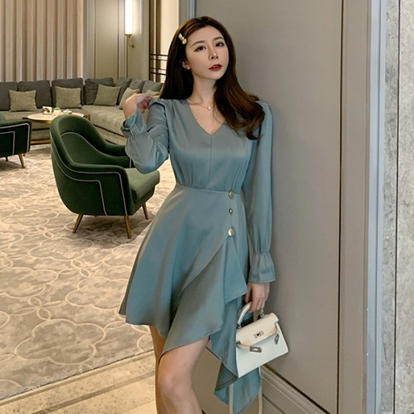 Asimetriska sieviešu kleita ar špica kakla izgriezumu un pogām