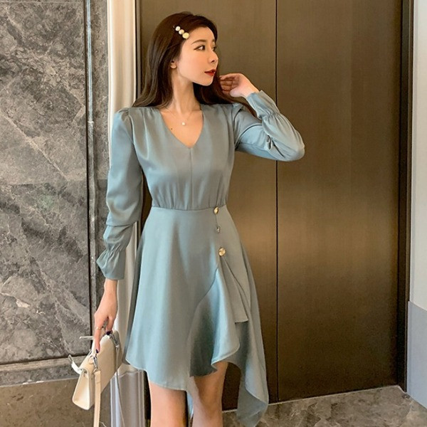 Asimetriska sieviešu kleita ar špica kakla izgriezumu un pogām