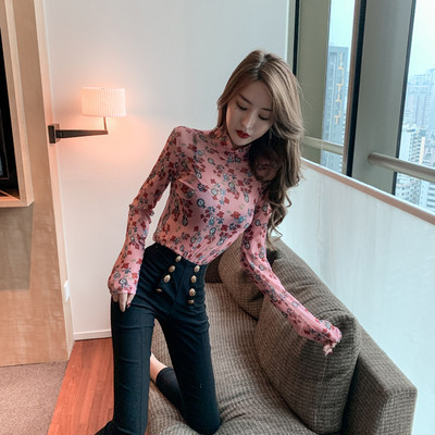 Tavaszi női blúz magas gallérral és virágmintás mintával