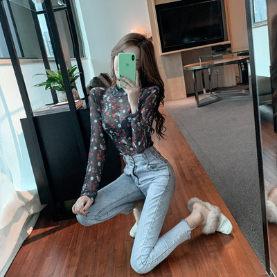 Tavaszi női blúz magas gallérral és virágmintás mintával