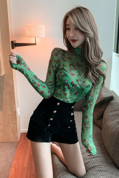 Tavaszi női blúz magas gallérral és virágmintás mintával