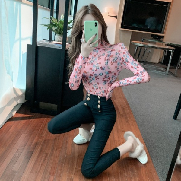 Tavaszi női blúz magas gallérral és virágmintás mintával