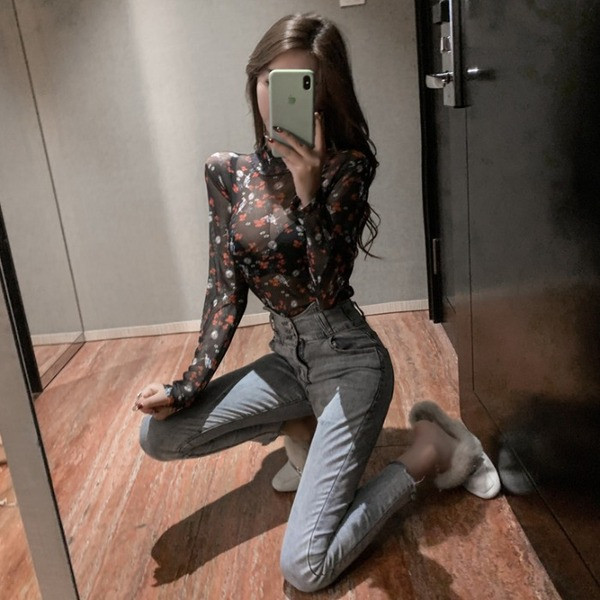 Tavaszi női blúz magas gallérral és virágmintás mintával