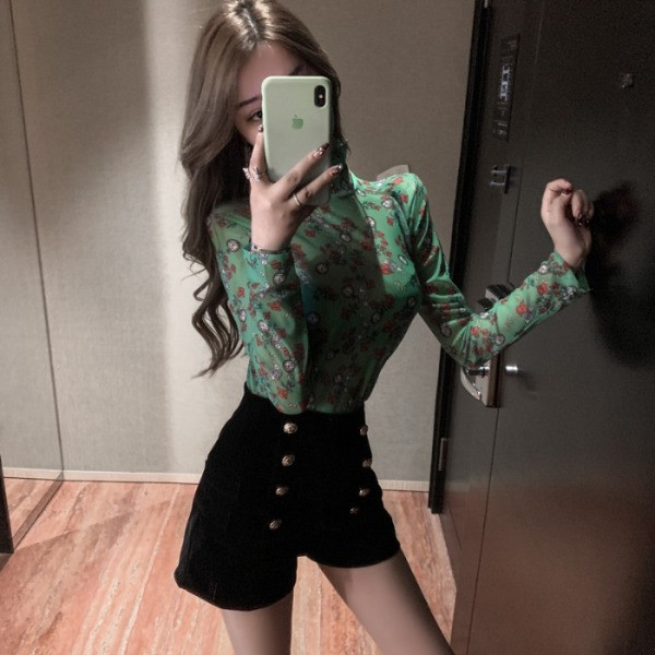 Tavaszi női blúz magas gallérral és virágmintás mintával