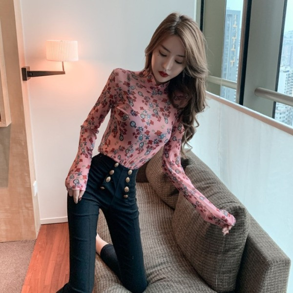 Tavaszi női blúz magas gallérral és virágmintás mintával