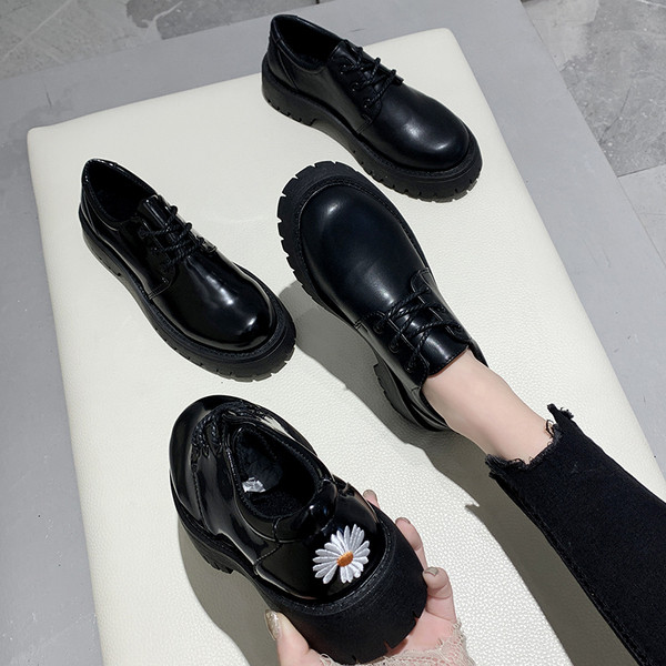 Sieviešu ikdienas ādas apavi ar krāsainu izšuvumu - melnā krāsā