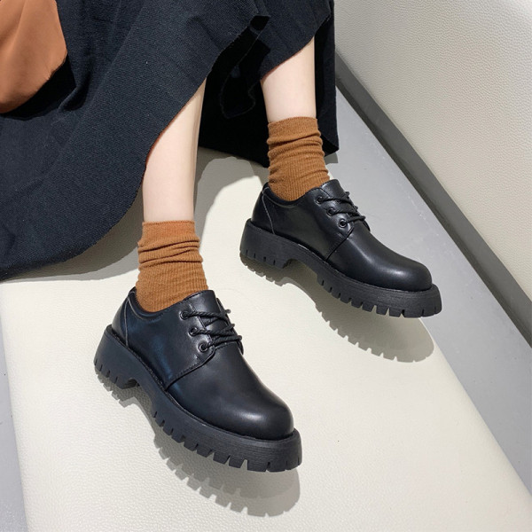 Sieviešu ikdienas ādas apavi ar krāsainu izšuvumu - melnā krāsā