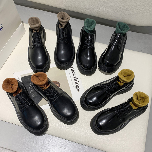 Sieviešu ikdienas ādas apavi ar krāsainu izšuvumu - melnā krāsā