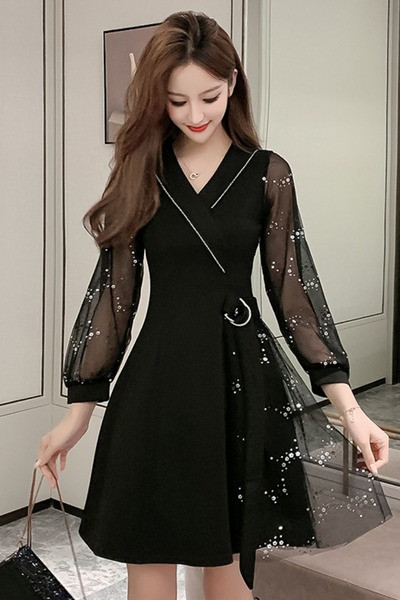 Retro stiliaus moteriška suknelė su špicine iškirpte ir tiulio rankovėmis su blizgučiais