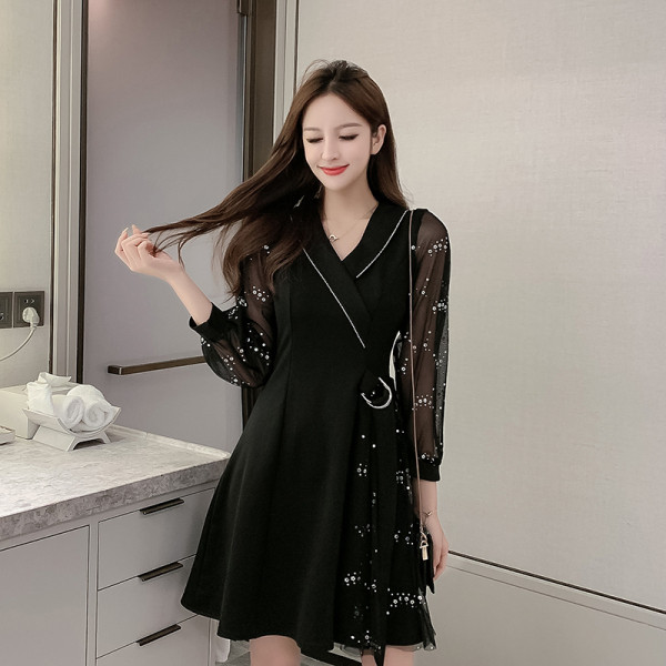 Retro stiliaus moteriška suknelė su špicine iškirpte ir tiulio rankovėmis su blizgučiais