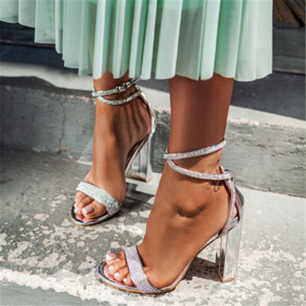 Καθημερινά γυναικεία σανδάλια ψηλοτάκουνα με διακόσμηση πέτρες σε ασημί χρώμα