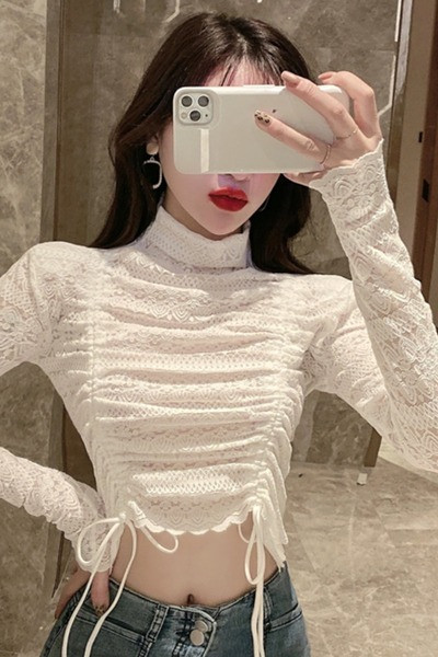 Prigludusi moteriška nėriniuota palaidinė aukšta apykakle ir surišta dalimi su kaklaraiščiais