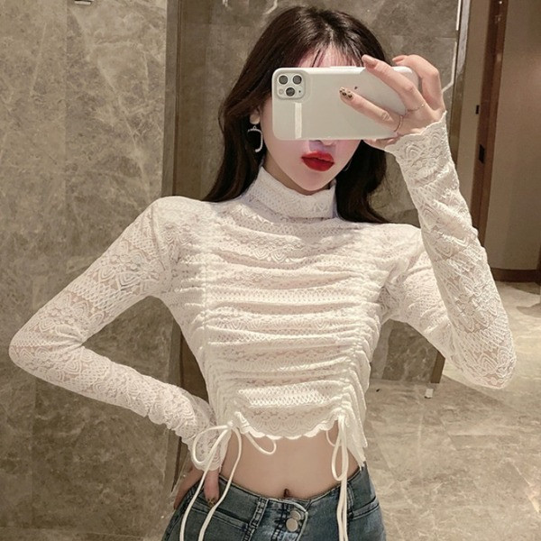 Prigludusi moteriška nėriniuota palaidinė aukšta apykakle ir surišta dalimi su kaklaraiščiais