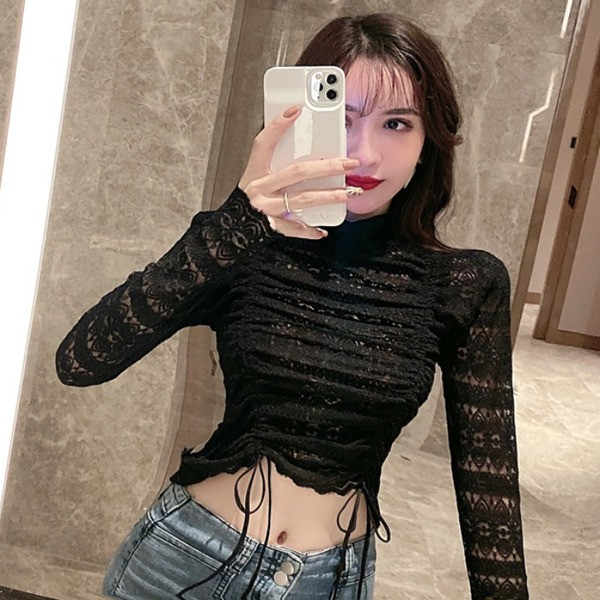 Prigludusi moteriška nėriniuota palaidinė aukšta apykakle ir surišta dalimi su kaklaraiščiais