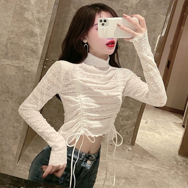 Prigludusi moteriška nėriniuota palaidinė aukšta apykakle ir surišta dalimi su kaklaraiščiais