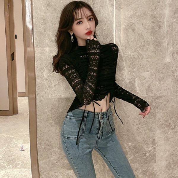 Prigludusi moteriška nėriniuota palaidinė aukšta apykakle ir surišta dalimi su kaklaraiščiais