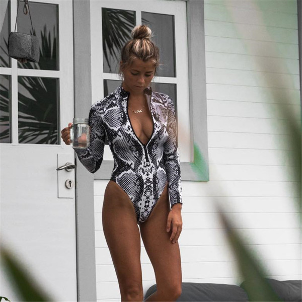 Täielik ujumistrikoo pikkade varrukatega, lukuga ja loomamustriga kahes mudelis