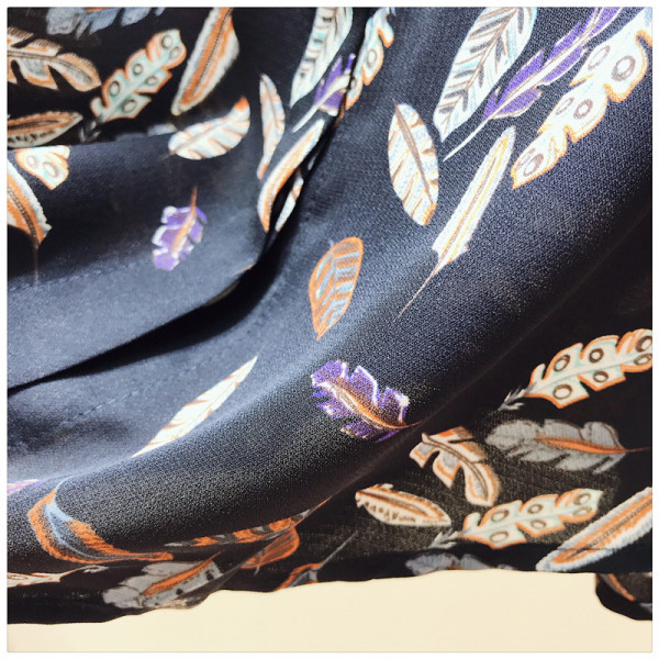 Stilīgs sieviešu krekls ar krāsainu aplikāciju un klasisku apkakli