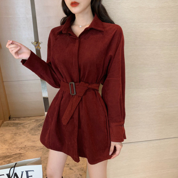 Γυναικείο φόρεμα με κλασικό γιακά και ζώνη