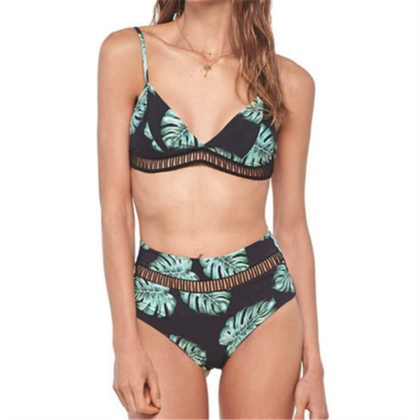 Jauns divdaļīgs peldkostīma modelis ar trīsstūrveida augšdaļu, augstu jostasvietas apakšdaļu un ziedu rakstu