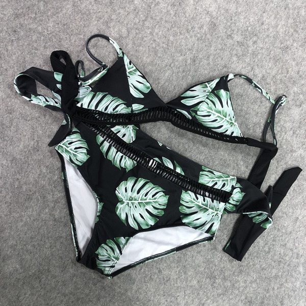 Jauns divdaļīgs peldkostīma modelis ar trīsstūrveida augšdaļu, augstu jostasvietas apakšdaļu un ziedu rakstu