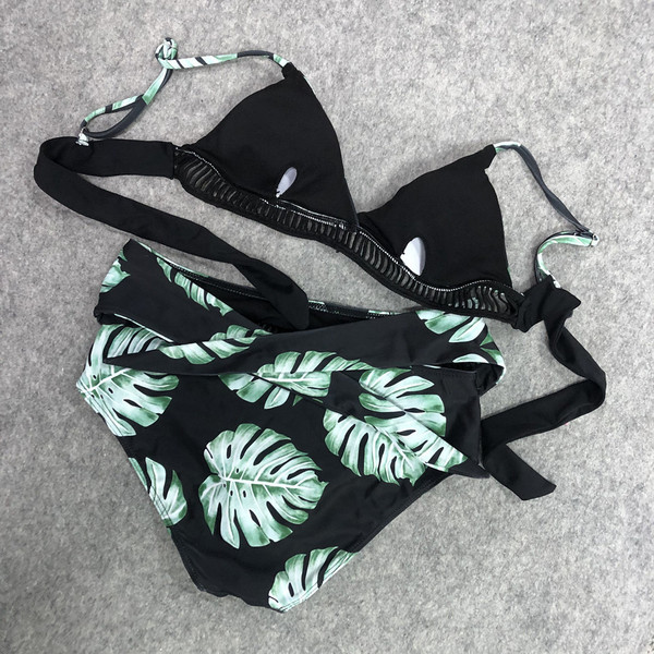 Jauns divdaļīgs peldkostīma modelis ar trīsstūrveida augšdaļu, augstu jostasvietas apakšdaļu un ziedu rakstu