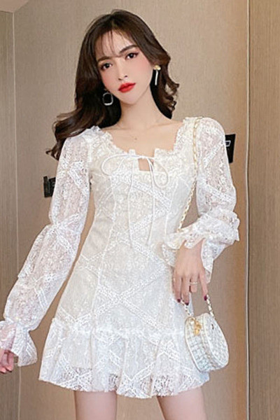 Sieviešu mežģīņu kleita ar garām piedurknēm un saitēm