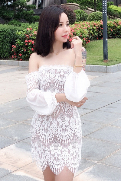 Īsa sieviešu kleita ar mežģīnēm un nolaistām piedurknēm