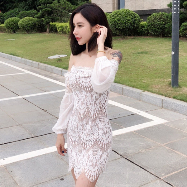 Īsa sieviešu kleita ar mežģīnēm un nolaistām piedurknēm