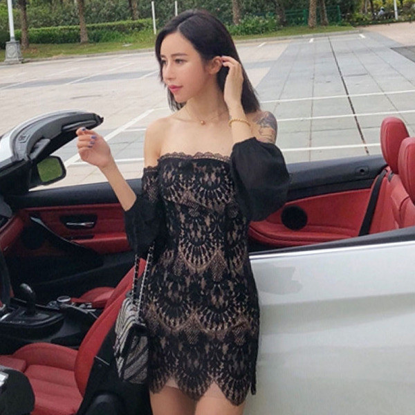 Īsa sieviešu kleita ar mežģīnēm un nolaistām piedurknēm