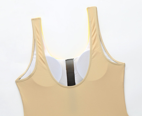 Stilingas pilnas maudymosi kostiumėlis su paminkštinimu ir kirpimu