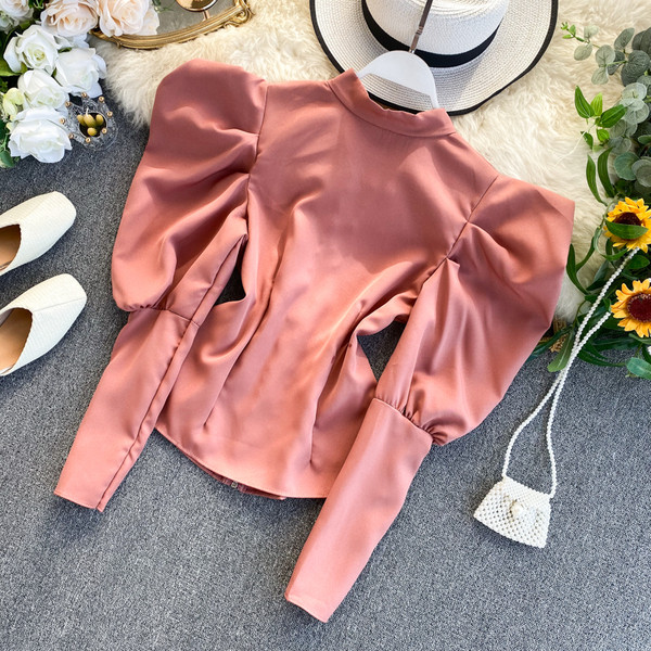 Stiilne naiste särk lukuga ja puhvis varrukatega