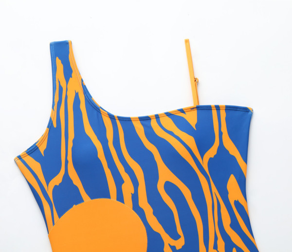 Costum de baie la zi cu căptușeală și model de culoare