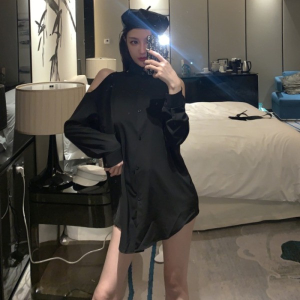 Pikk naiste särk klassikalise krae ja väljalõigetega