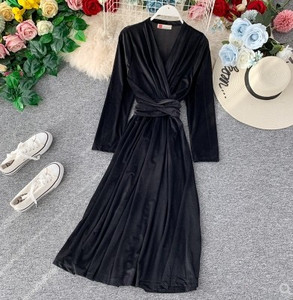 Καθημερινό γυναικείο φόρεμα  με λαιμόκοψη και βελούδινο μανίκι