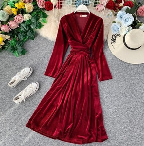 Καθημερινό γυναικείο φόρεμα  με λαιμόκοψη και βελούδινο μανίκι