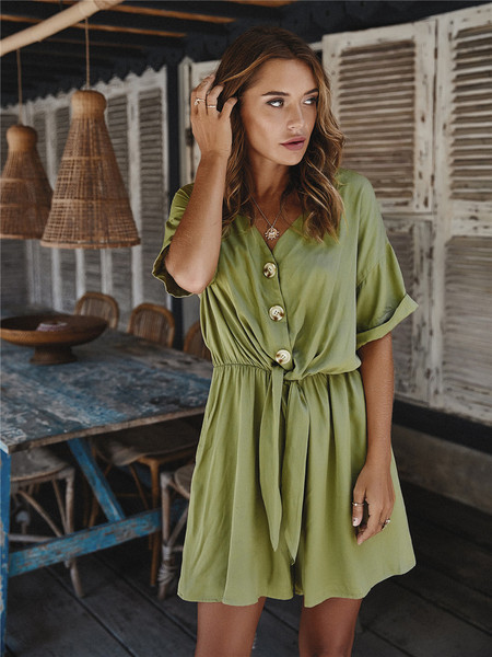 Moderns sieviešu īss kombinezons ar špica kakla izgriezumu, pogām un jostu