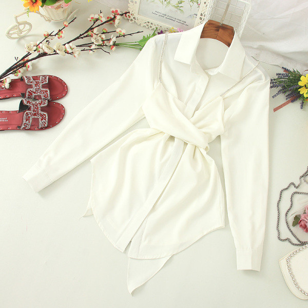 Stilīgs sieviešu krekls ar akmeņiem un garām piedurknēm - asimetrisks modelis