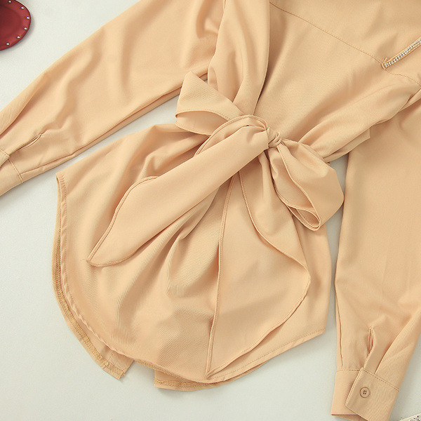 Stilīgs sieviešu krekls ar akmeņiem un garām piedurknēm - asimetrisks modelis