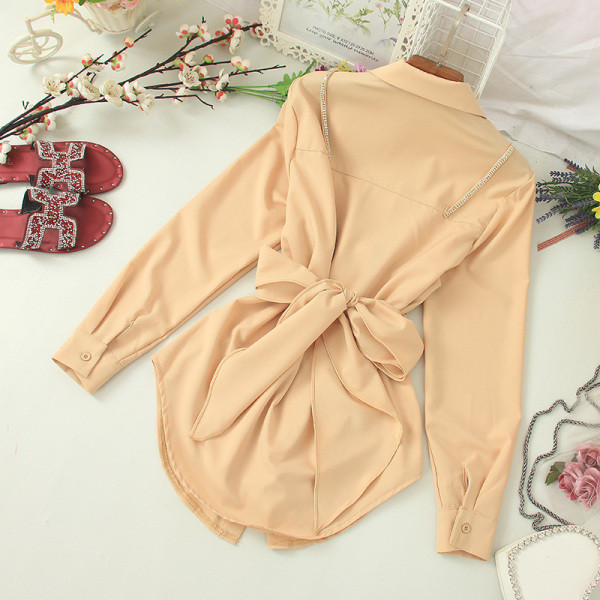 Stilīgs sieviešu krekls ar akmeņiem un garām piedurknēm - asimetrisks modelis