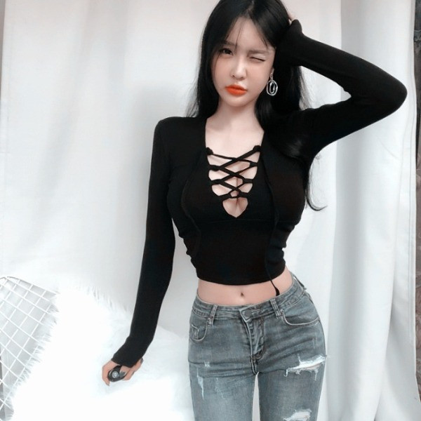 Prigludusi moteriška palaidinė su gilia špico iškirpte ir kaklaraiščiais