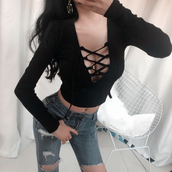 Prigludusi moteriška palaidinė su gilia špico iškirpte ir kaklaraiščiais