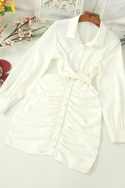 Moteriška suknelė klasikine apykakle, sagomis ir ilgomis rankovėmis