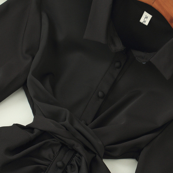 Moteriška suknelė klasikine apykakle, sagomis ir ilgomis rankovėmis