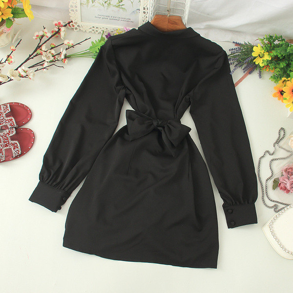 Moteriška suknelė klasikine apykakle, sagomis ir ilgomis rankovėmis