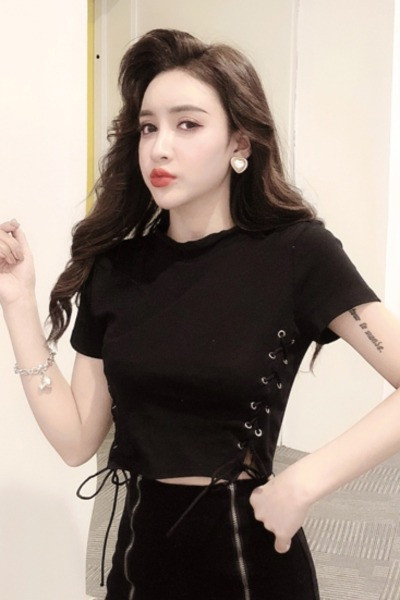 Moderna sieviešu blūze ar īsām piedurknēm un saitēm