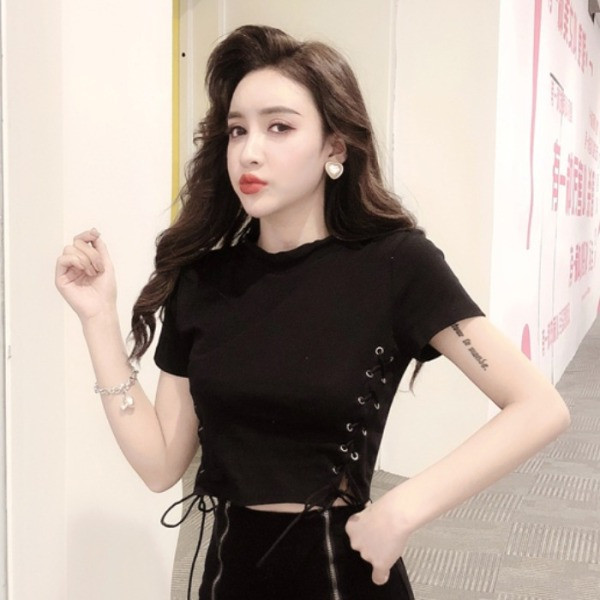 Moderna sieviešu blūze ar īsām piedurknēm un saitēm