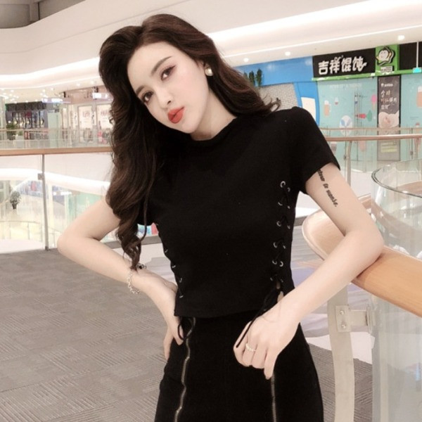 Moderna sieviešu blūze ar īsām piedurknēm un saitēm