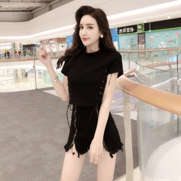 Moderna sieviešu blūze ar īsām piedurknēm un saitēm